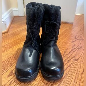 NWOT Rugged Outback Black Fur-Lined Lace-Up Boots, size 10 WIDE
